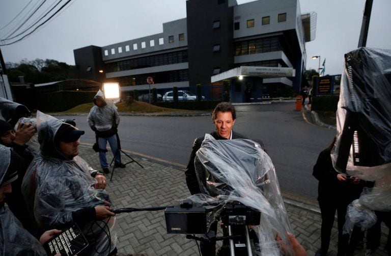 Fernando Haddad grava um vídeo de campanha em frente à superintendência da Polícia Federal onde Lula está preso.