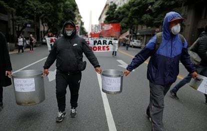 Manifestantes carregam panelas vazias para protestar contra a fome e a miséria durante a pandemia do coronavírus, em Buenos Aires.