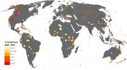 Mapa que mostra todos os Patrimônios Naturais da Humanidade incluídos no estudo. Em vermelho, os que perderam mais massa florestal desde 2000.