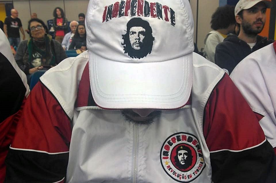Ala da torcida Independente cultua imagem de Che.