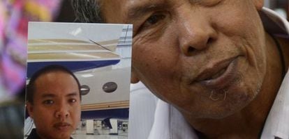 Homem mostra a foto de seu filho, Mohd Khairul Amri Selamat, um dos passageiros do voo MH370.
