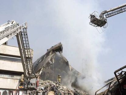 Membros dos serviços de resgate iranianos buscam possíveis vítimas entre os escombros do edifício Plasco.