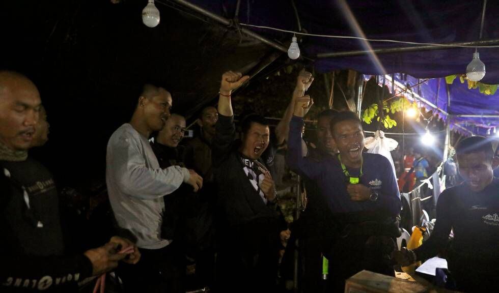 Integrantes da equipe de socorro comemoram nesta segunda-feira o resgate com vida dos 13 desaparecidos em uma caverna na Tailândia. 