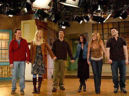 Elenco de 'Friends' se despede do público após gravar o último episódio da série.