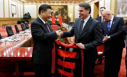 Presidente chinês Xi Jinping recebe de presente de Jair Bolsonaro uma camiseta rubro-negra do Flamengo em encontro na China.