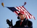 El presidente de Estados Unidos, Donald Trump, habla durante un mitin de campaña en el Aeropuerto Regional de Fayetteville en Carolina del Norte, Estados Unidos.
