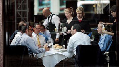 Almoço de negócios em um restaurante da Sexta Avenida de Manhattan em setembro de 2009.