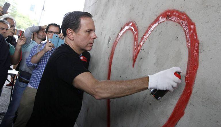 O prefeito João Doria participa de intervenções de grafite em São Paulo