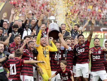 Flamengo ergue a taça de campeão da Libertadores em 2019.