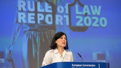 Vera Jourová, vice-presidenta da Comissão Europeia, durante a apresentação do relatório sobre o Estado de direito na UE, nesta quarta-feira, em Bruxelas.