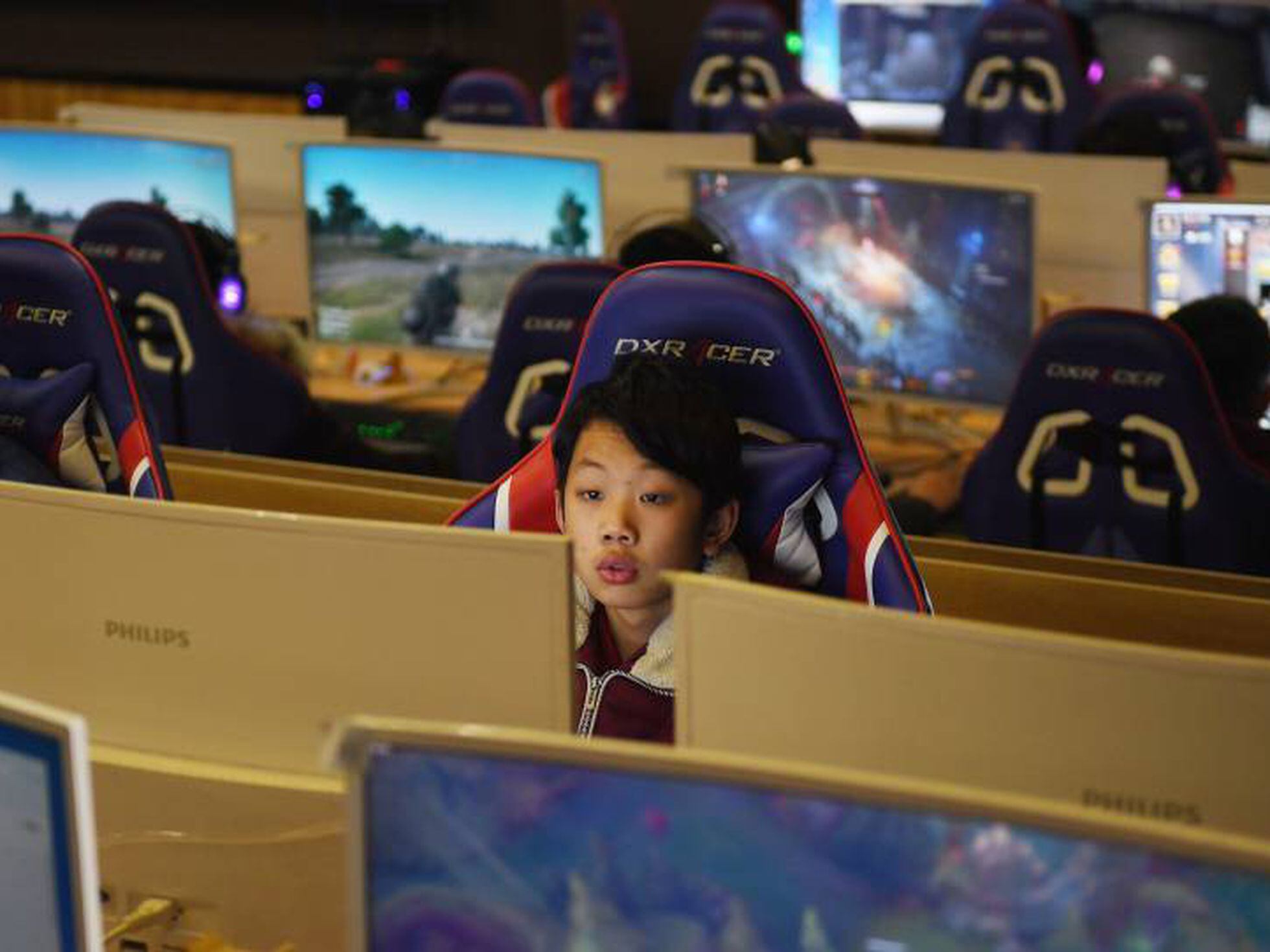 Menino jogando jogo online no pc, menina jogando jogo para celular