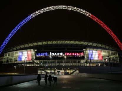 Arco de Wembley est&aacute; iluminado com as cores da Fran&ccedil;a.