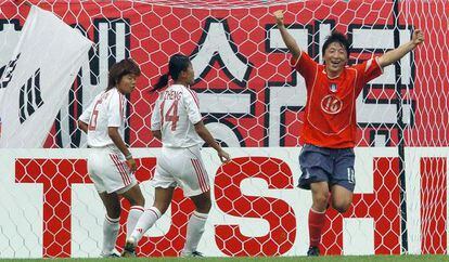 A jogada sul-coreana Park Eun-Sun comemora um gol durante jogo contra a China, em 2005.