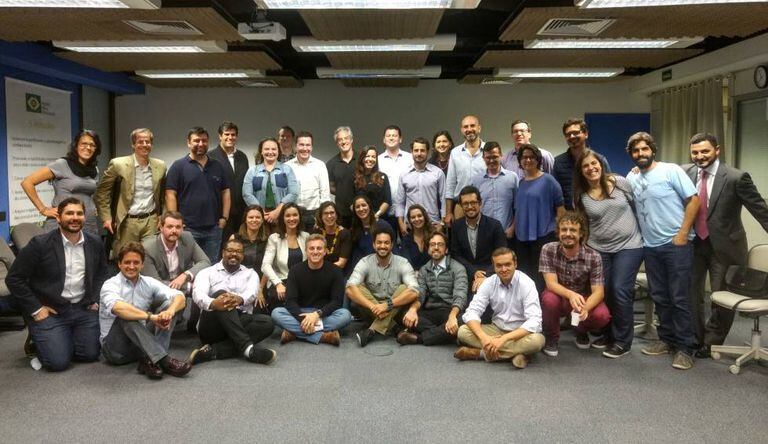 Reunião do Agora! com Huck (sentado, ao centro de camiseta preta).