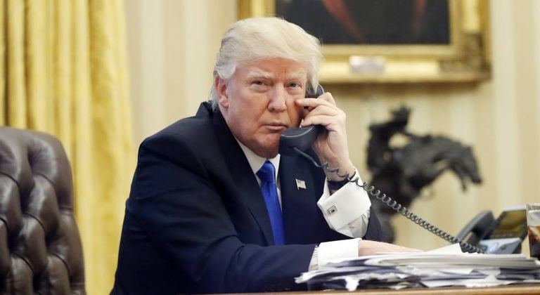 Donald Trump fala por telefone com o primeiro-ministro australiano Malcolm Turnbull, o passado 28 de janeiro.