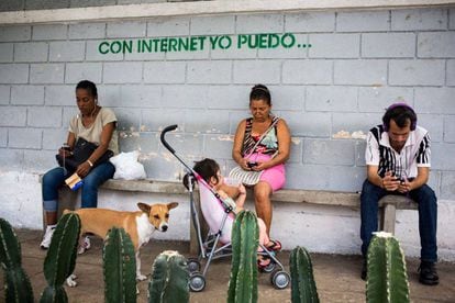 Espaço de lazer El Romerillo, em Havana, onde o Google abriu seu primeiro espaço e oferece conexão wifi gratuita 24 horas por dia.