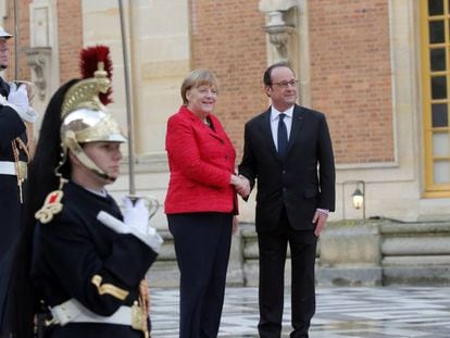 François Hollande recebe Angela Merkel em Versalhes (França).