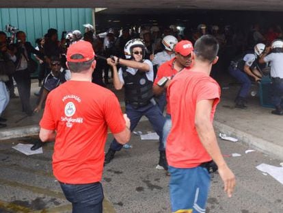 Policial reprime protesto da CUT em Bras&iacute;lia.