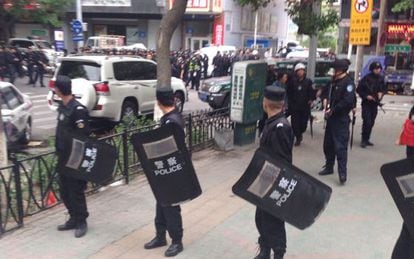 Policiais isolam a zona do atentado em Urumqi.