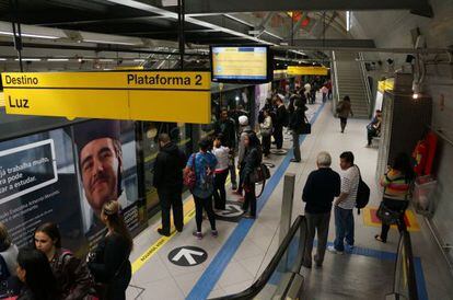 Plataforma de uma estação de metrô em São Paulo.