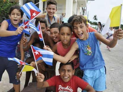 Crianças de Havana esperam o Papa Francisco.