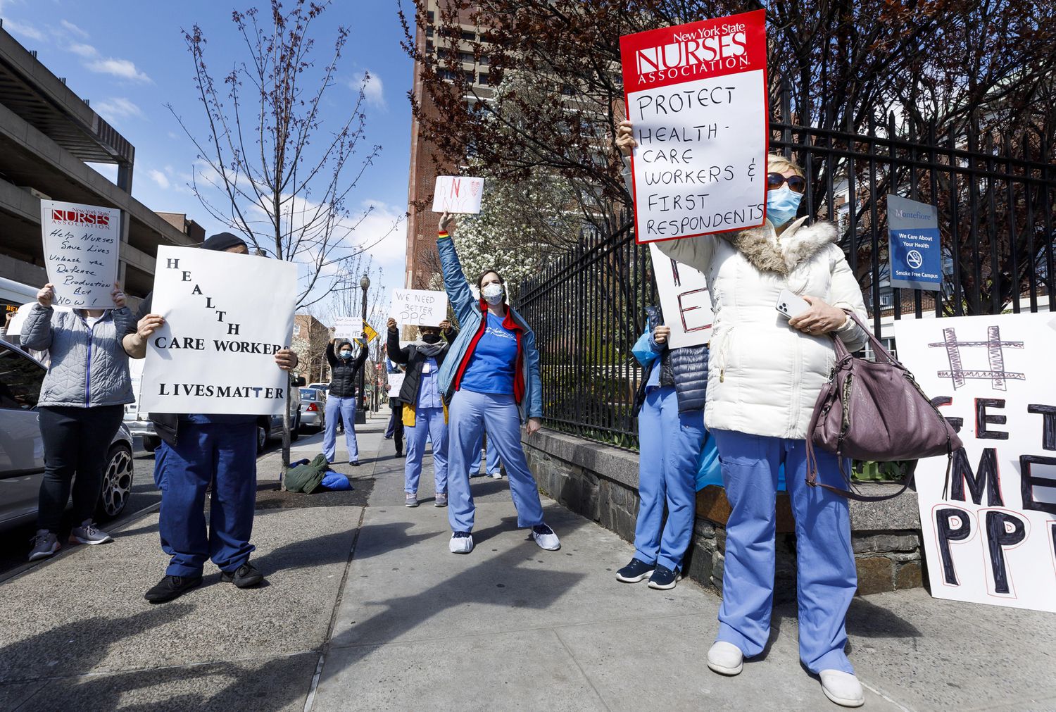 Enfermeiras fazem protesto em frente a hospital de Nova York por falta de equipamento de segurança para trabalhar em meio à epidemia da covid-19