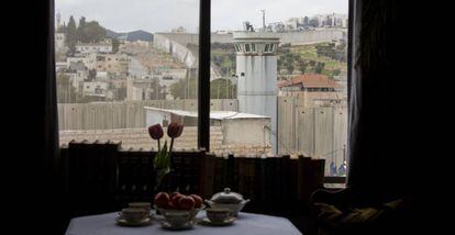 O muro da Palestina visto do hotel aberto pelo artista Banksy em Belém.