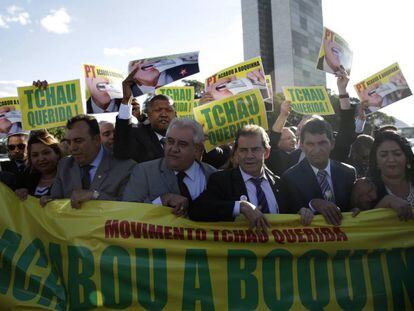 Deputados favoráveis ao impeachment protestam na Praça dos Três Poderes.