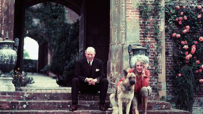 A poeta e romancista inglesa Vita Sackville-West com o marido, o diplomata Sir Harold Nicolson, no palacete de Sissinghurst, em Kent, em 1960, acompanhados por seu cachorro.