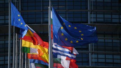 Fachada do Parlamento Europeu, em Estrasburgo (França), com as bandeiras dos países membros da União Europeia.