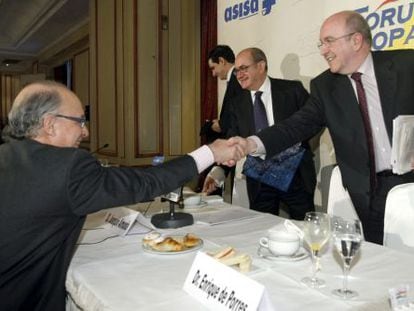 O vice-presidente da Comisión Europea, Joaquín Almunia, à direita, saúda ao ministro de Economía, Cristóbal Montoro