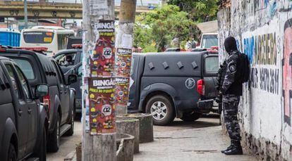 Policiais militares fazem operação na Vila do João, uma das comunidades da Maré, no dia 6 de fevereiro. 