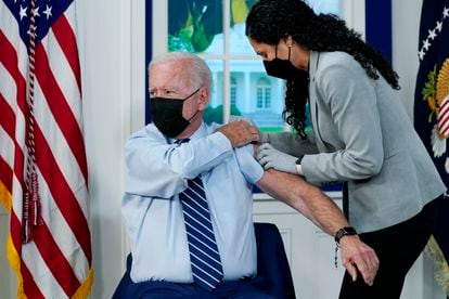 O presidente Joe Biden recebe a terceira dose da vacina contra o coronavírus na Casa Branca, em Washington.