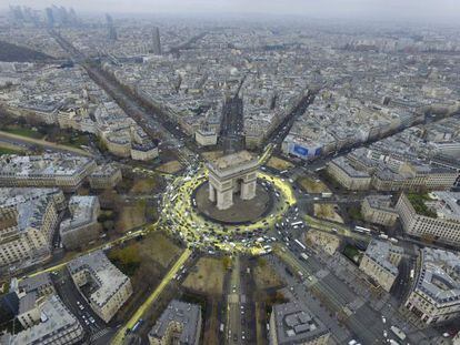 Vista aérea do Arco do Triunfo onde se tentou pintar um sol durante a realização da Conferência sobre a Mudança Climática COP21 em Paris.