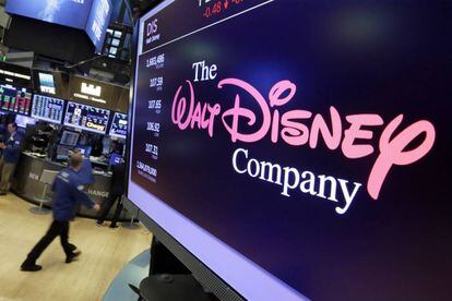 Cotação das ações da Disney em um dos monitores de Wall Street.