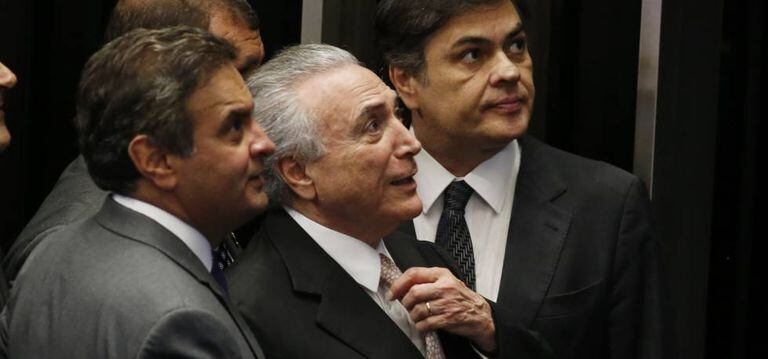 Temer entre os senadores tucanos Aécio Neves e Cássio Cunha Lima.