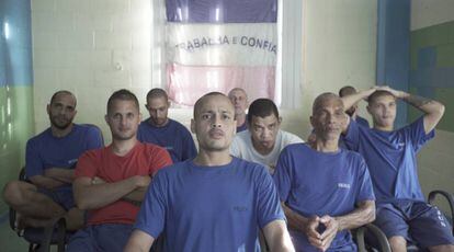 Alguns dos presos que participam do projeto Sentinelas. À frente Aílton, de branco Jhony e de vermelho Alex.