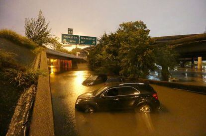 Carros submersos em Houston pelas chuvas do furacão Patrícia.