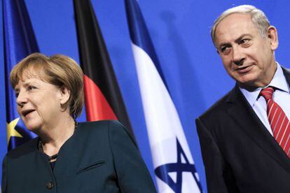 A chanceler alemã, Angela Merkel, e o primeiro-ministro israelense, Benjamin Netanyahu, em entrevista coletiva em Berlim.