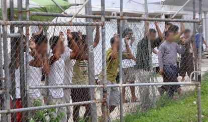 Migrantes no centro de detenção da Austrália em Manus.