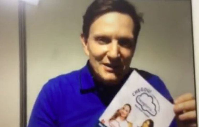O senador Crivella segura cartaz do Faceglória