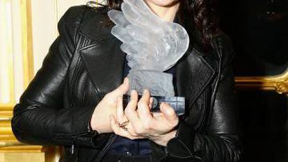 Juliette Bincohe, com o Prêmio do Cinema Francês, que recebeu no sábado em Paris.