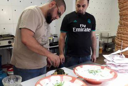 Mohammed (à dir.) supervisionando o preparo de um dos pratos.