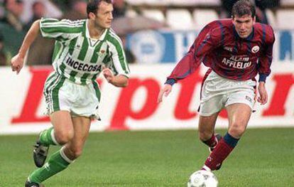 Vidakovic, do Betis, carrega a bola diante de Zidane em 1995.