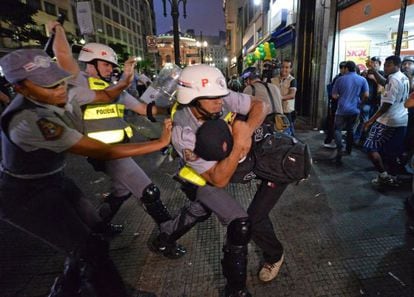 Policial militar agride manifestante durante protesto contra a Copa do Mundo em 22 de fevereiro deste ano, em São Paulo.