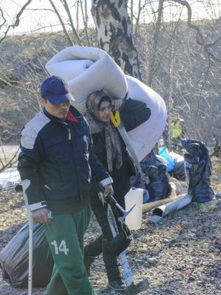 Dois ciganos desalojados de um acampamento em Estocolmo em 14 de março.