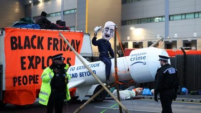 Ativistas do Extinction Rebellion bloqueiam a entrada de uma unidade da Amazon em Tilbury, Reino Unido, nesta sexta-feira.