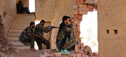 Milicianos das YPG curdas, posicionados no front de Hasaka, em julho de 2015.