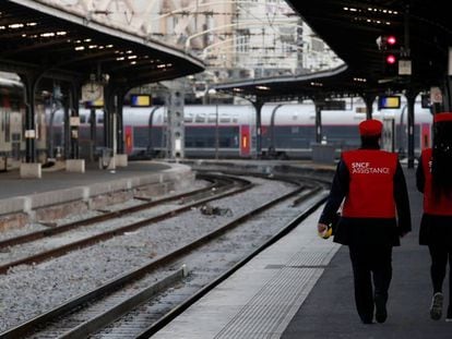 A França enfrenta na terça-feira o segundo dia de greve nacional fortemente apoiada pelos trabalhadores ferroviários e do transporte público.