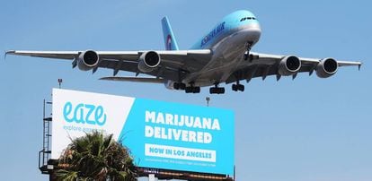 Avião sobrevoa um anúncio de um serviço de entrega de maconha em Los Angeles.